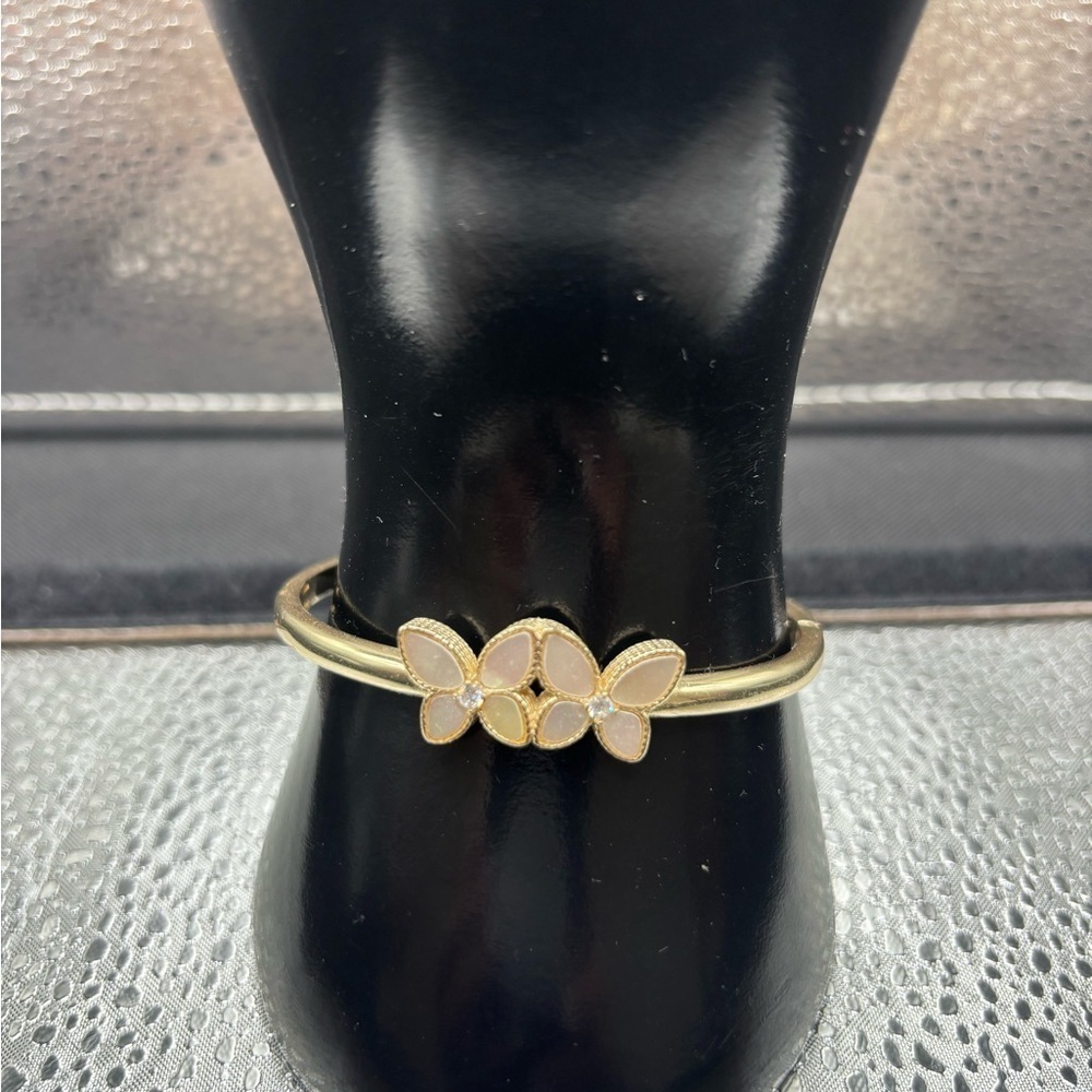 Elegant Gold and White Mother Of Pearl Butterflies ๐ฆ Bangle - Picture 1 of 4
